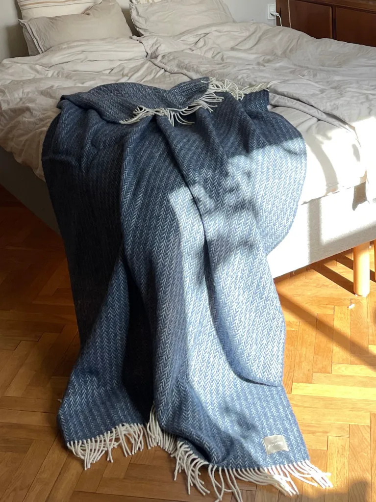 5740012103102 - 75000 - Hope Throw - Dark blue2.webp